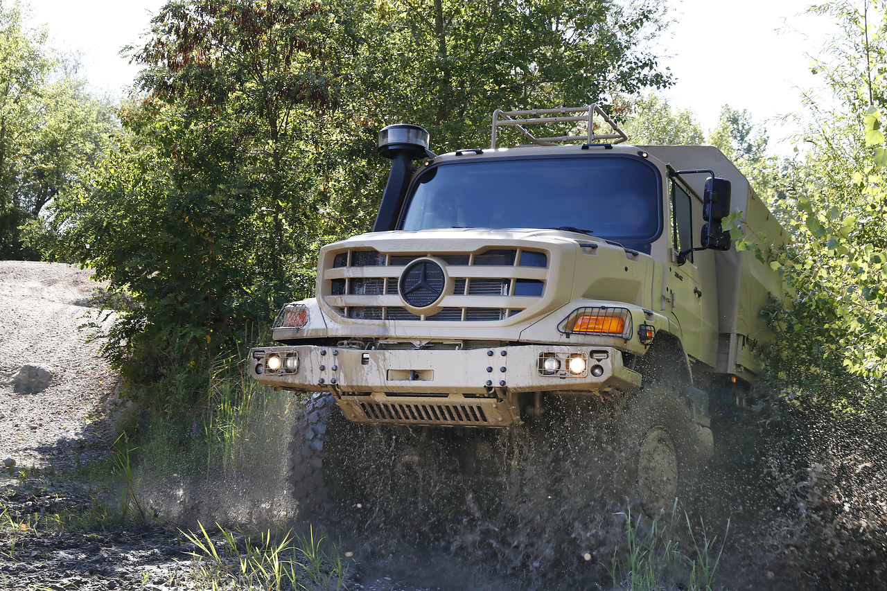 Mercedes-Benz Special Trucks liefert über 100 Zetros Offroad-Lkw an Ukraine