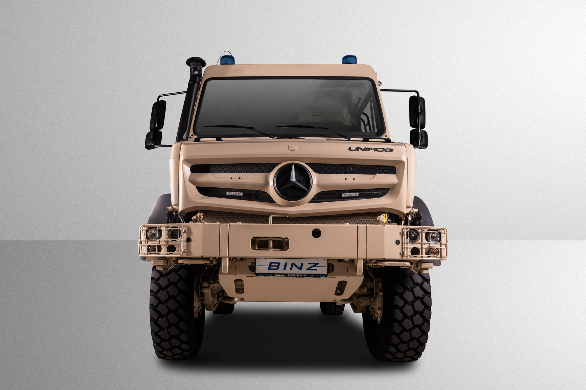 Unimog U 5023 ausgestattet von Binz als Ambulanzfahrzeug Für Gefahrenlagen gut gerüstet: Mercedes-Benz Special Trucks zeigt Einsatzfahrzeuge auf der Messe FIREmobil