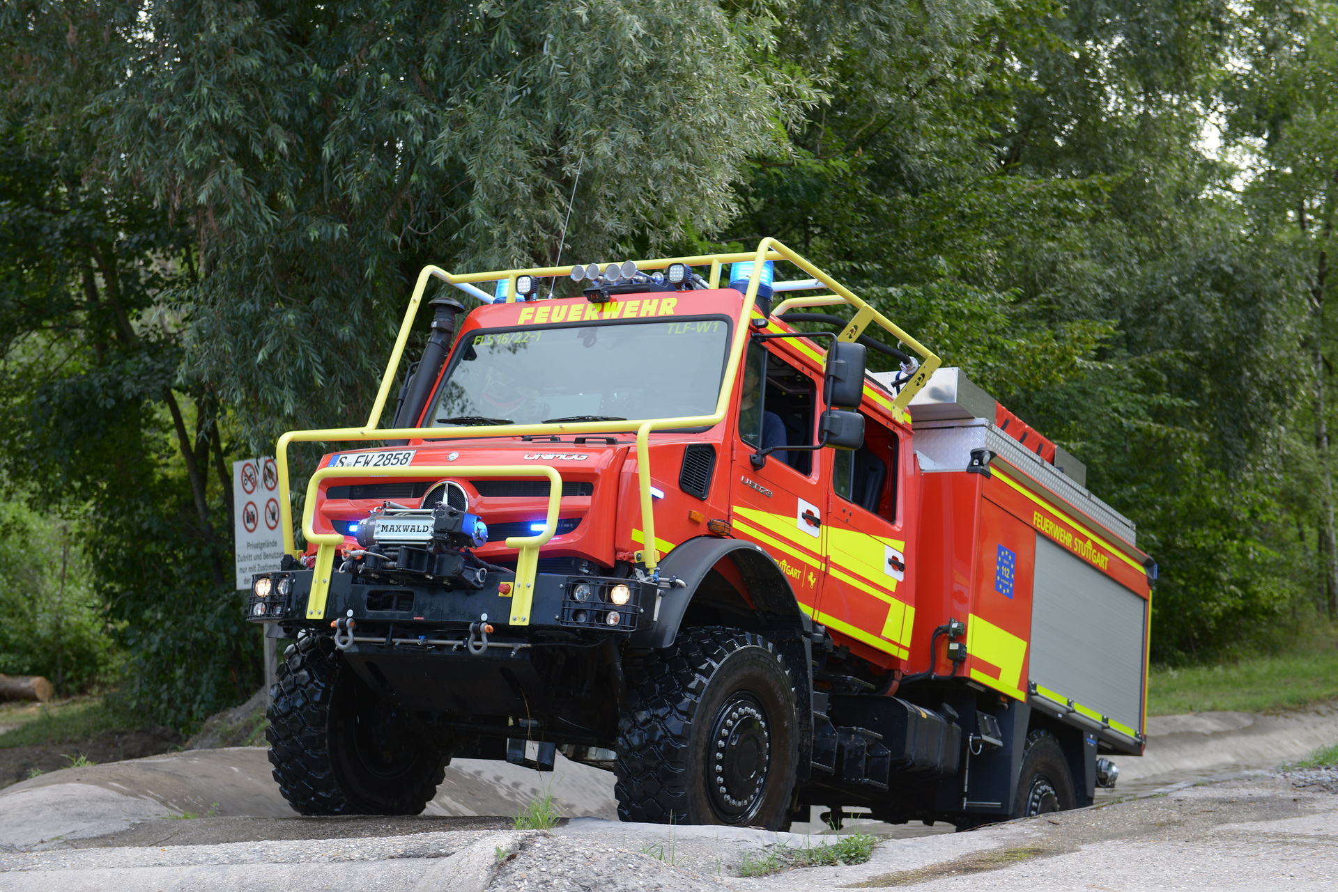 Unimog U 5023 mit Doppelkabine, ausgestattet von Schlingmann als Tanklöschfahrzeug (TLF-W) Für Gefahrenlagen gut gerüstet: Mercedes-Benz Special Trucks zeigt Einsatzfahrzeuge auf der Messe FIREmobil