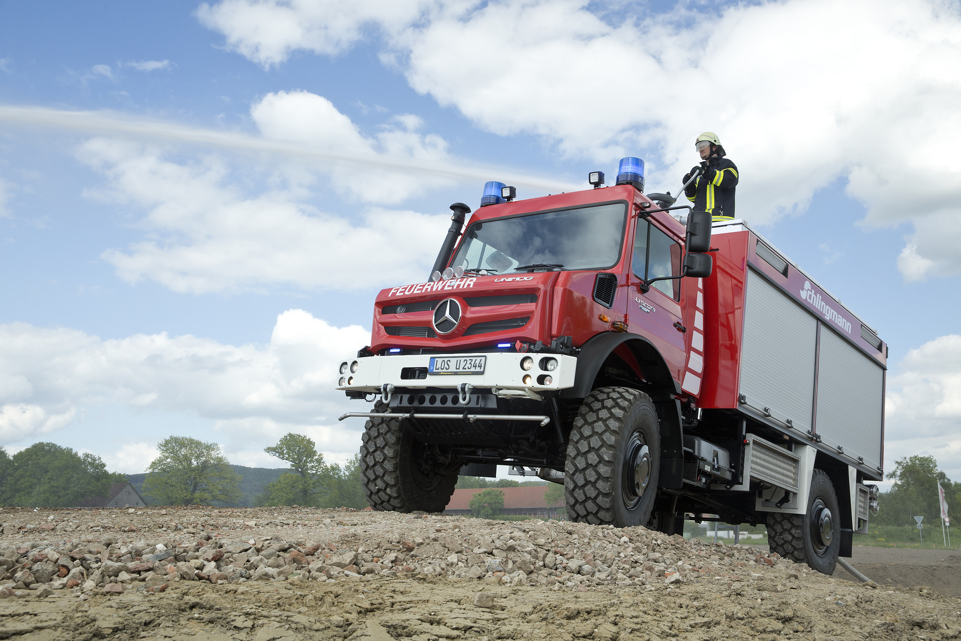 Unimog U 5023, ausgestattet von Schlingmann als Tanklöschfahrzeug (TLF 3000)
Für Gefahrenlagen gut gerüstet: Mercedes-Benz Special Trucks zeigt Einsatzfahrzeuge auf der Messe FIREmobil