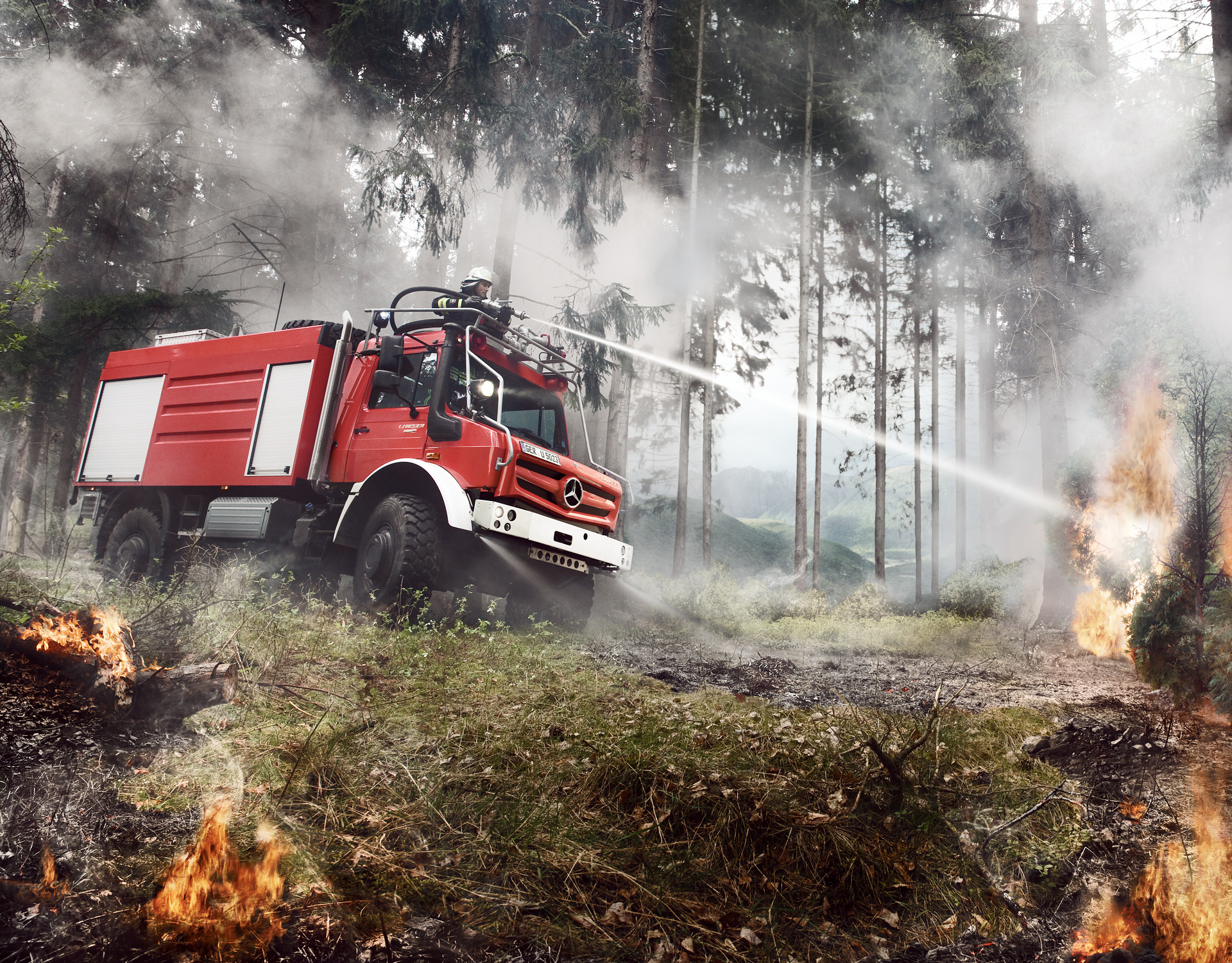 Unimog U 5023 im Feuerwehreinsatz Für Gefahrenlagen gut gerüstet: Mercedes-Benz Special Trucks zeigt Einsatzfahrzeuge auf der Messe FIREmobil