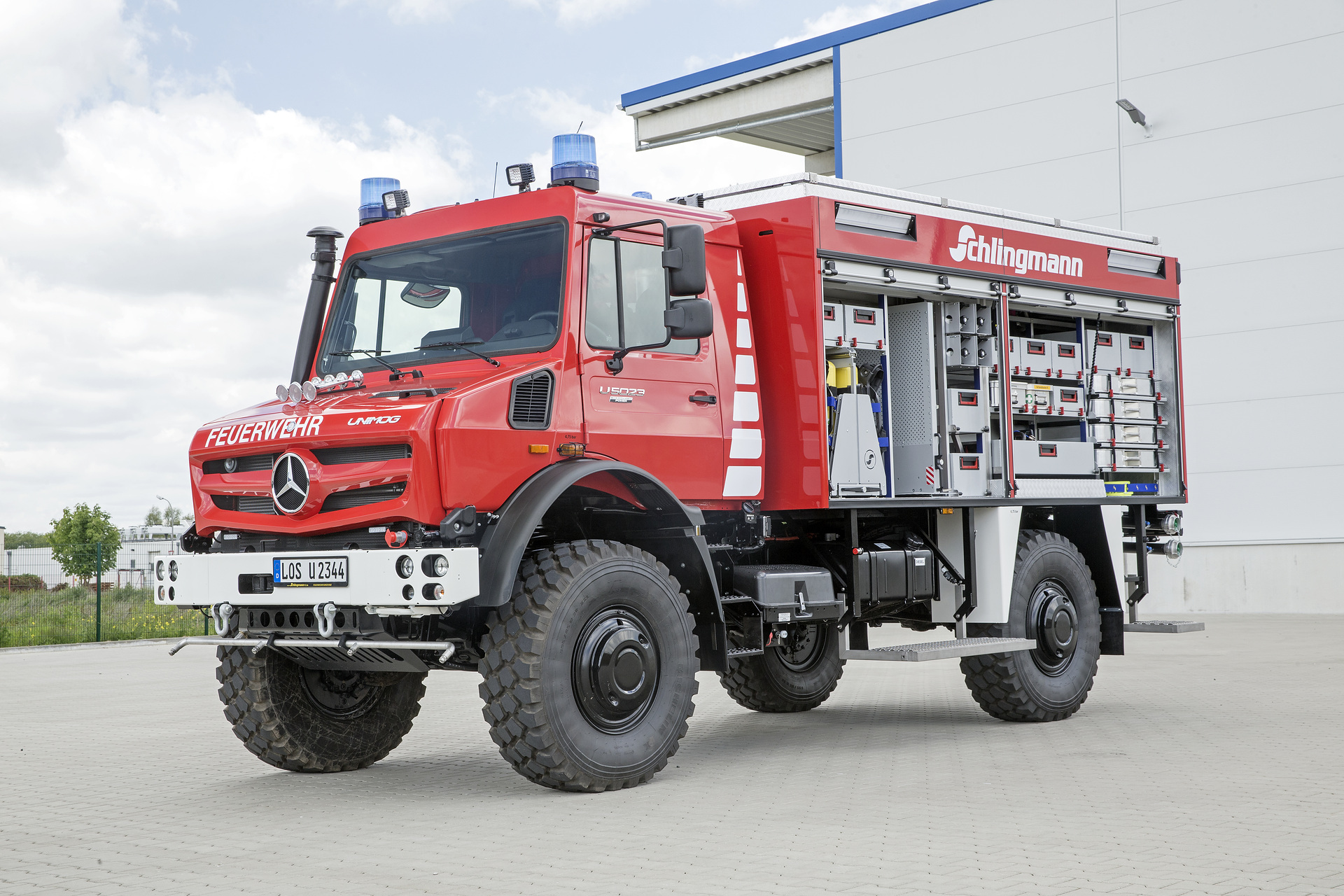 Unimog U 5023 Tanklöschfahrzeug TLF 3000 von Schlingmann Für Gefahrenlagen gut gerüstet: Mercedes-Benz Special Trucks zeigt Einsatzfahrzeuge auf der Messe FIREmobil