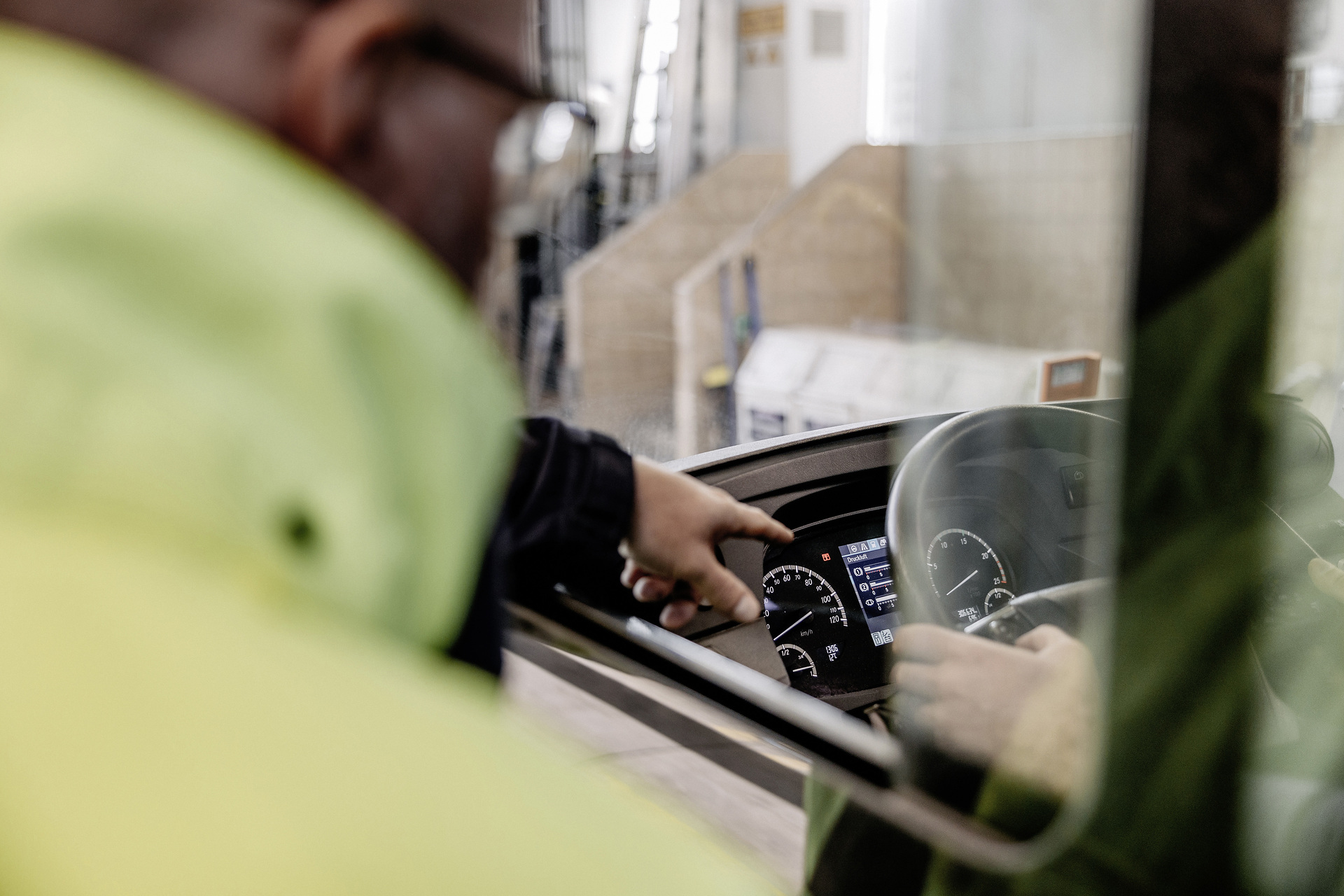 Wiener Linien GmbH & Co. KG arbeiten mit Omniplus On Data Packages, Fehlermeldungen aus dem Fahrzeugdisplay werden in Echtzeit in der Leitstelle angezeigt Wiener Linien optimieren Flottenmanagement mit Omniplus On Data Packages