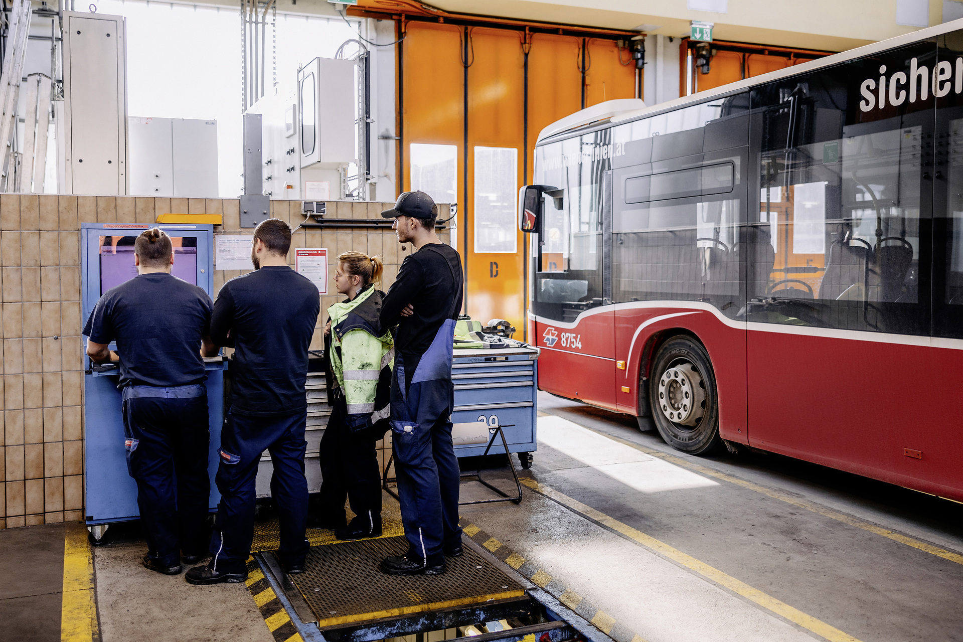 Wiener Linien GmbH & Co. KG arbeiten mit Omniplus On Data Packages, Remote-Diagnose bietet einen ähnlichen Umfang wie die stationären Diagnosegeräte in den Werkstätten Wiener Linien optimieren Flottenmanagement mit Omniplus On Data Packages