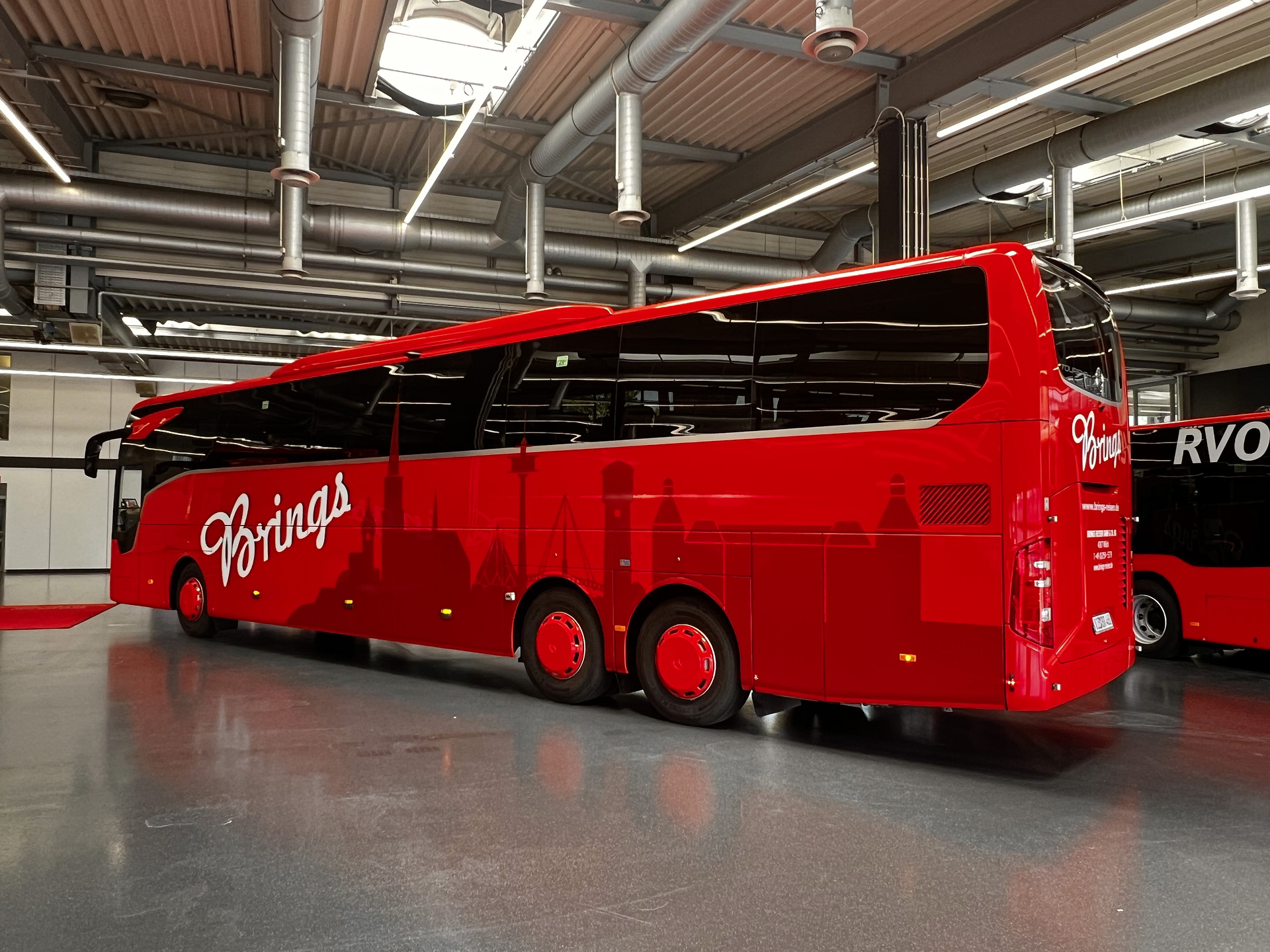 Mercedes-Benz Tourismo L for bus company Brings Reisen in Willich/Nordrhein-Westfalen/Deutschland, exterior, red, OM 470 rated at 335 kW/456 hp, displacement 10.7 l, 8-speed Mercedes PowerShift transmission, Active Brake Assist 4, Predictive Powertrain Control (PPC), length/width/height: 13935/2550/3680 mm, seating: 1/57. First deliveries of the evolved Mercedes-Benz Tourismo – two impressive high-deckers for Brings Reisen
