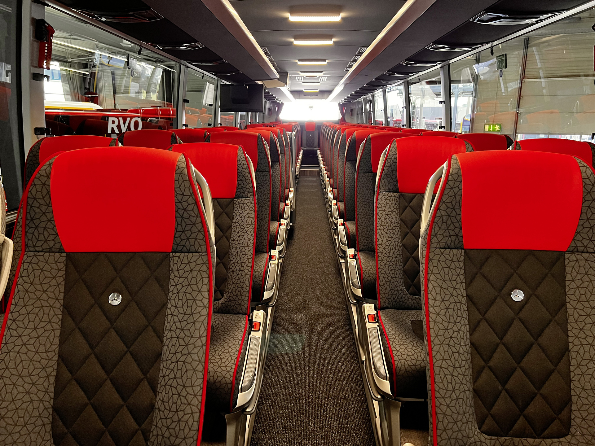 Mercedes-Benz Tourismo L for bus company Brings Reisen in Willich/Nordrhein-Westfalen/Deutschland, interior, OM 470 rated at 335 kW/456 hp, displacement 10.7 l, 8-speed Mercedes PowerShift transmission, Active Brake Assist 4, Predictive Powertrain Control (PPC), length/width/height: 13935/2550/3680 mm, seating: 1/57. First deliveries of the evolved Mercedes-Benz Tourismo – two impressive high-deckers for Brings Reisen
