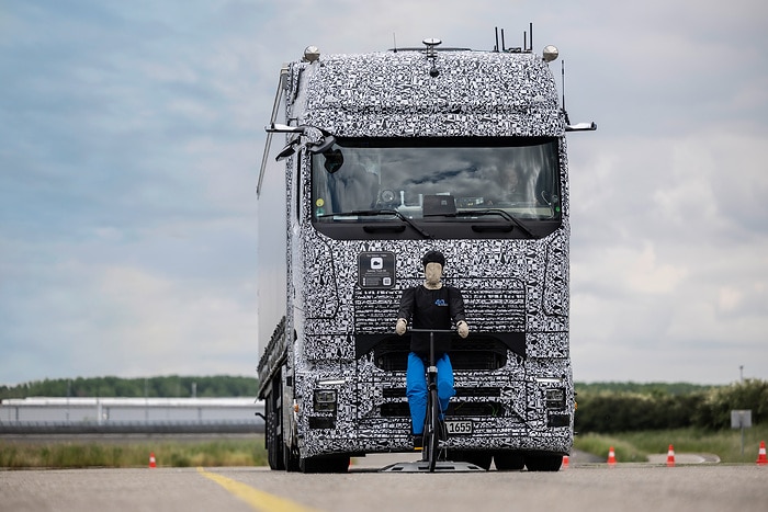 Putting vehicles through their paces: Daimler Truck is intensively testing its new and evolved safety assistance systems