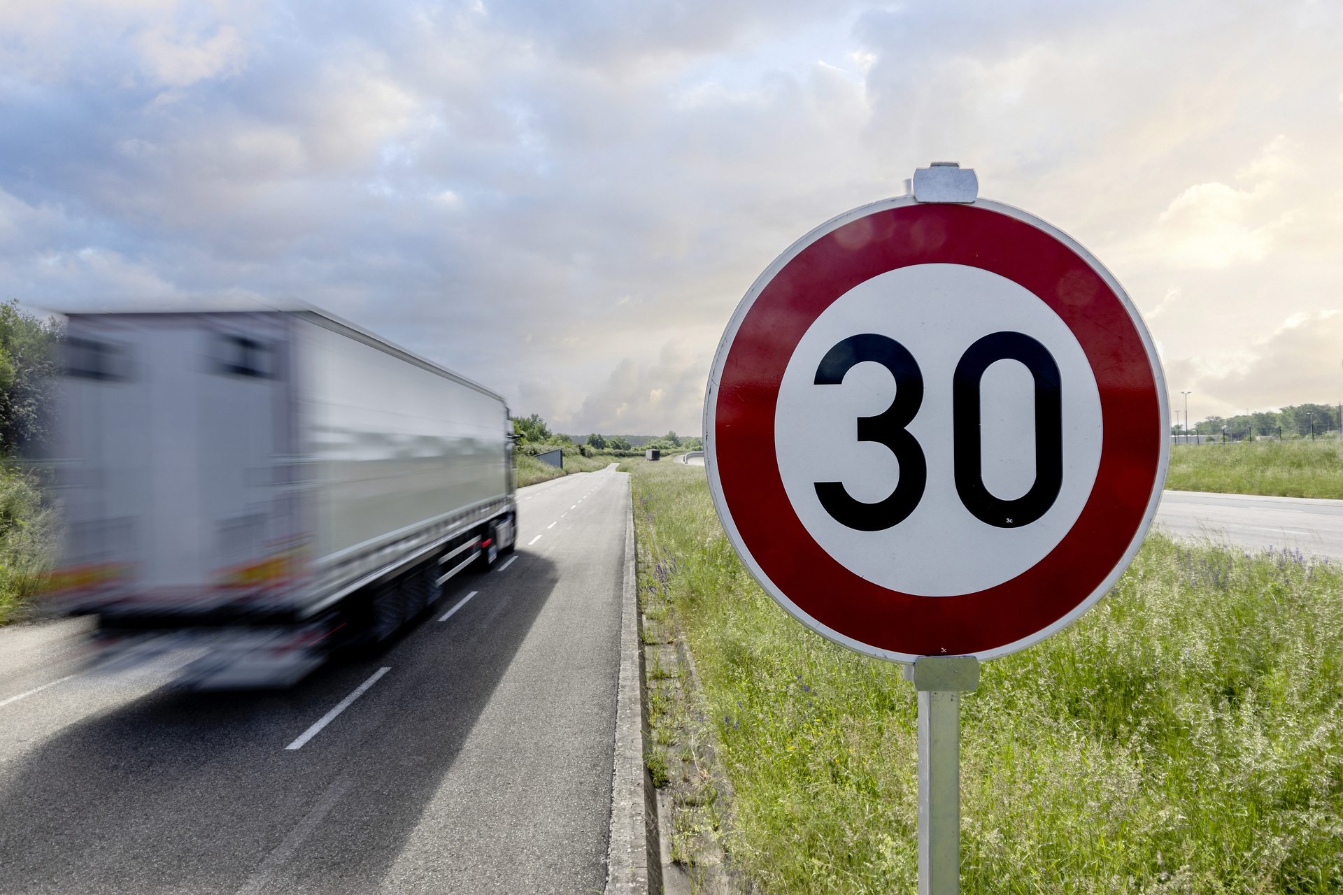 Testing // Safety Testing // Active Brake Assist // ABA 6 // Notbremsassistent Putting vehicles through their paces: Daimler Truck is intensively testing its new and evolved safety assistance systems