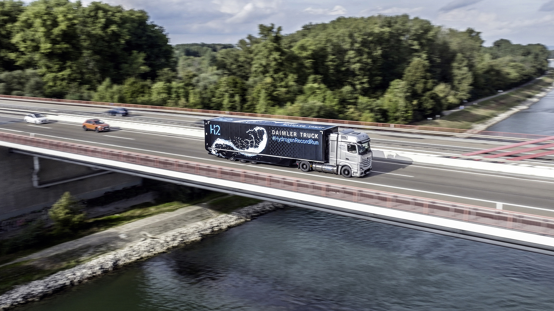 Daimler Truck #HydrogenRecordRun: Mercedes-Benz GenH2 Truck cracks 1,000 kilometer mark with one fill of liquid hydrogen