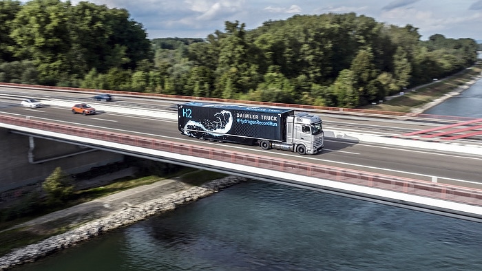 Daimler Truck #HydrogenRecordRun: Mercedes-Benz GenH2 Truck knackt 1.000-Kilometer-Marke mit einer Tankfüllung flüssigem Wasserstoff