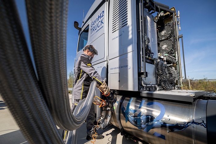 Daimler Truck #HydrogenRecordRun: Mercedes-Benz GenH2 Truck cracks 1,000 kilometer mark with one fill of liquid hydrogen