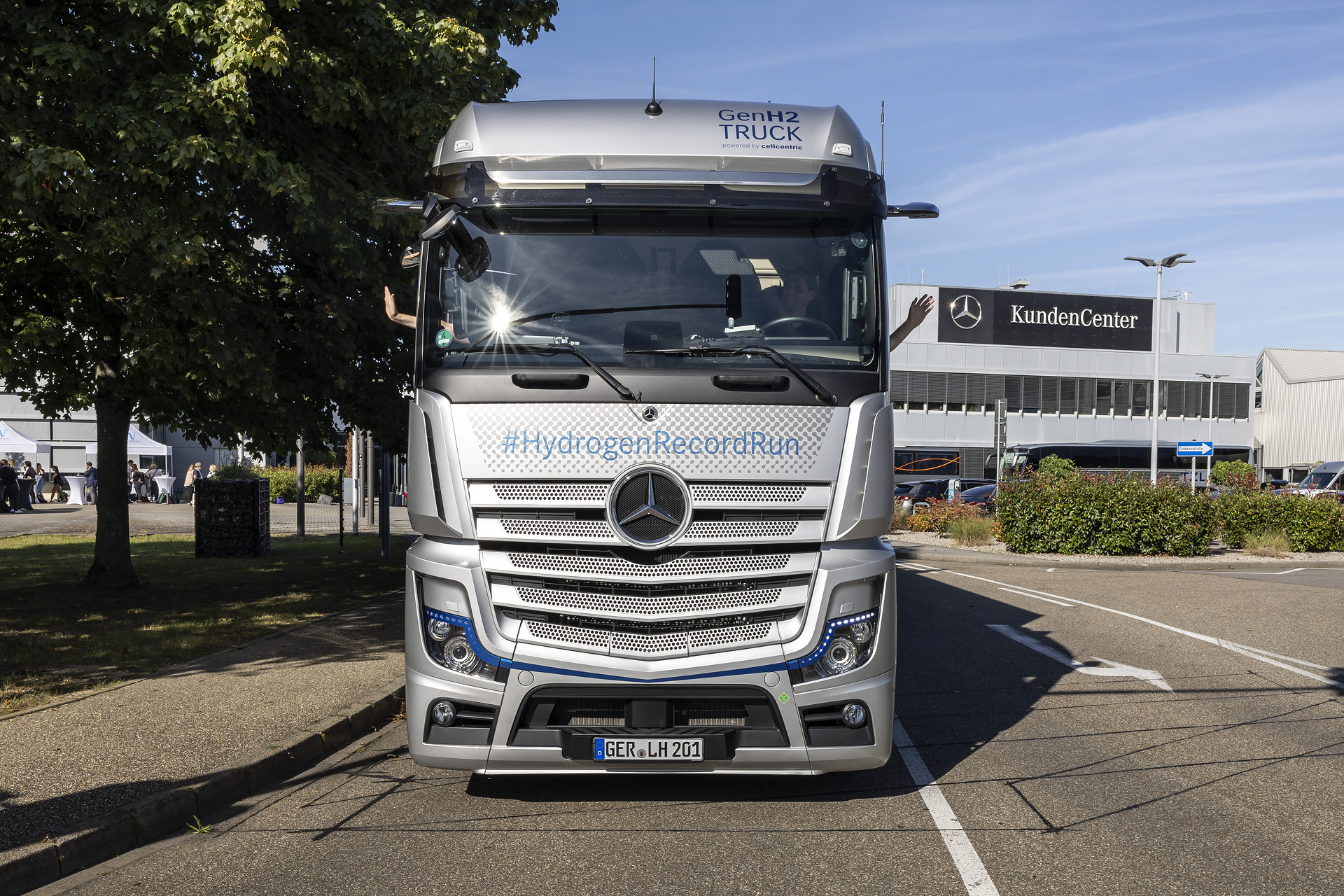 Daimler Truck #HydrogenRecordRun: Mercedes-Benz GenH2 Truck cracks 1,000 kilometer mark with one fill of liquid hydrogen