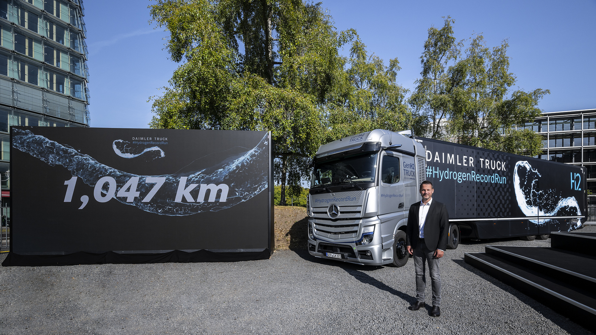 Daimler Truck #HydrogenRecordRun: Mercedes-Benz GenH2 Truck cracks 1,000 kilometer mark with one fill of liquid hydrogen