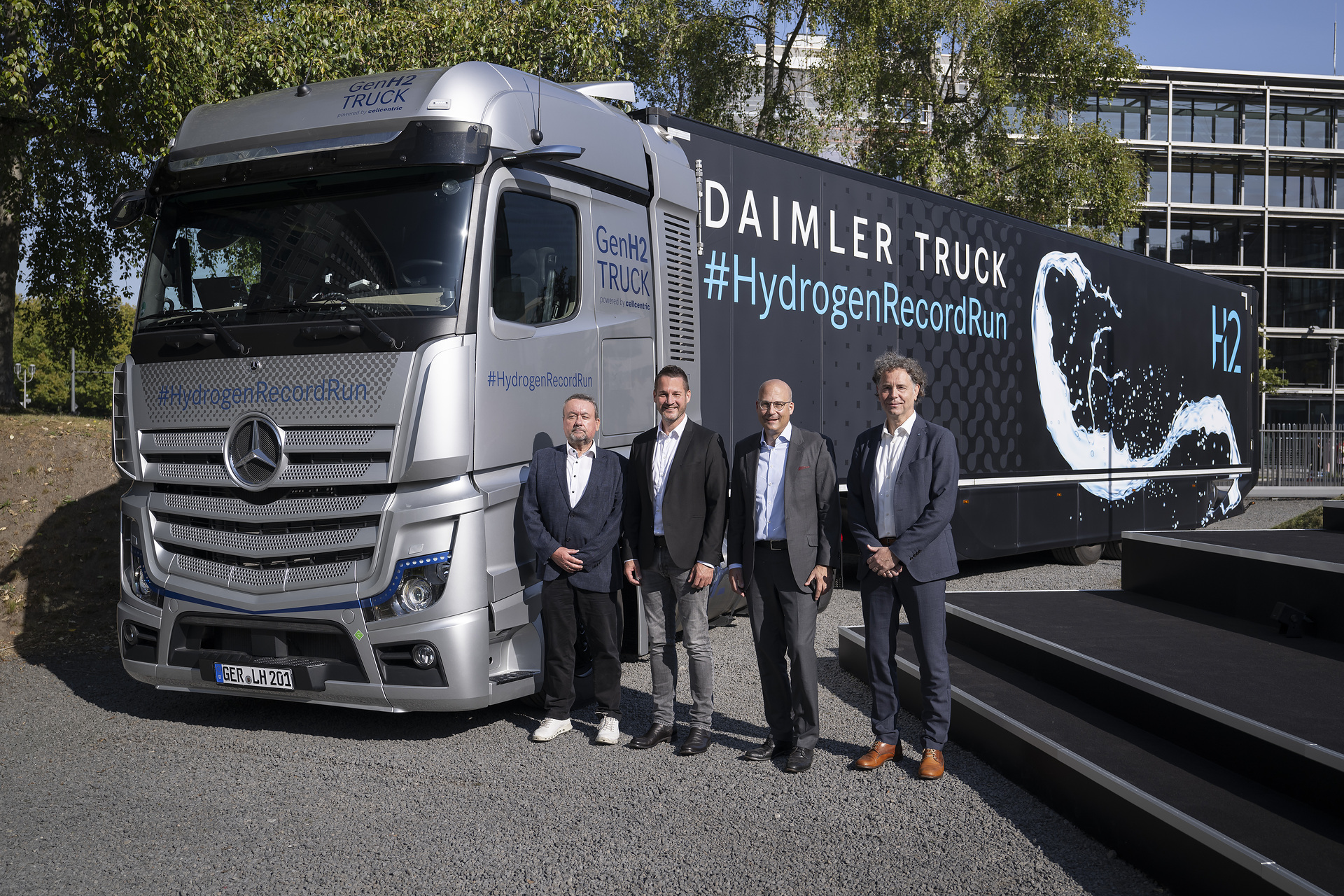 Daimler Truck #HydrogenRecordRun: Mercedes-Benz GenH2 Truck cracks 1,000 kilometer mark with one fill of liquid hydrogen