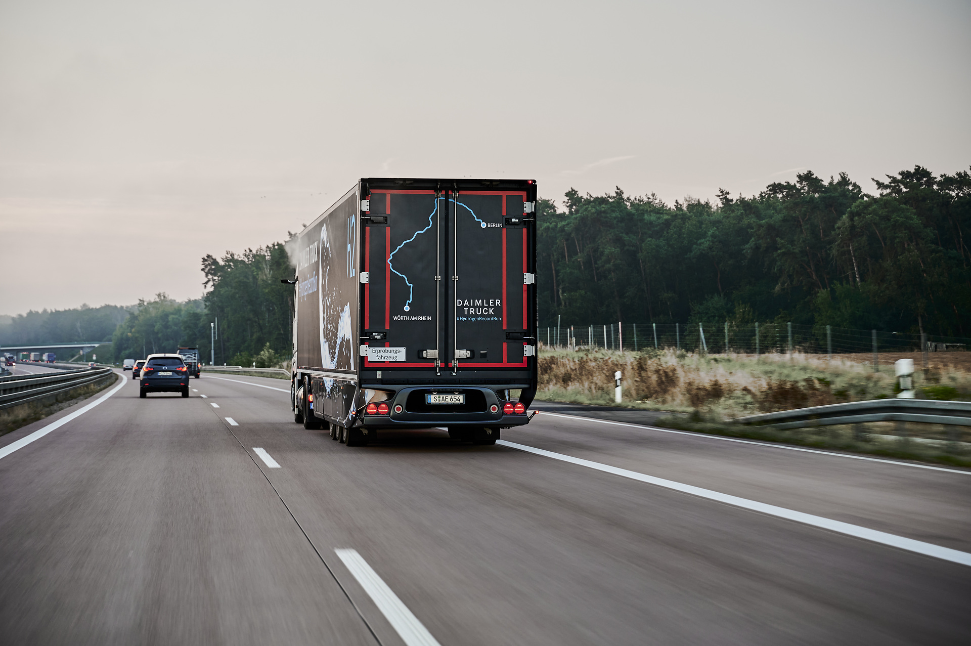 Daimler Truck #HydrogenRecordRun: Mercedes-Benz GenH2 Truck cracks 1,000 kilometer mark with one fill of liquid hydrogen