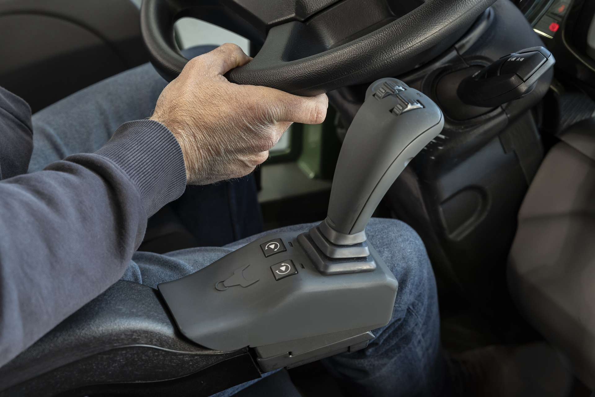 Neues Bediensystem UNI-TOUCH für Unimog Geräteträger Neues Bediensystem UNI-TOUCH für Unimog Geräteträger – Intuitiv, flexibel, ohne Schnickschnack