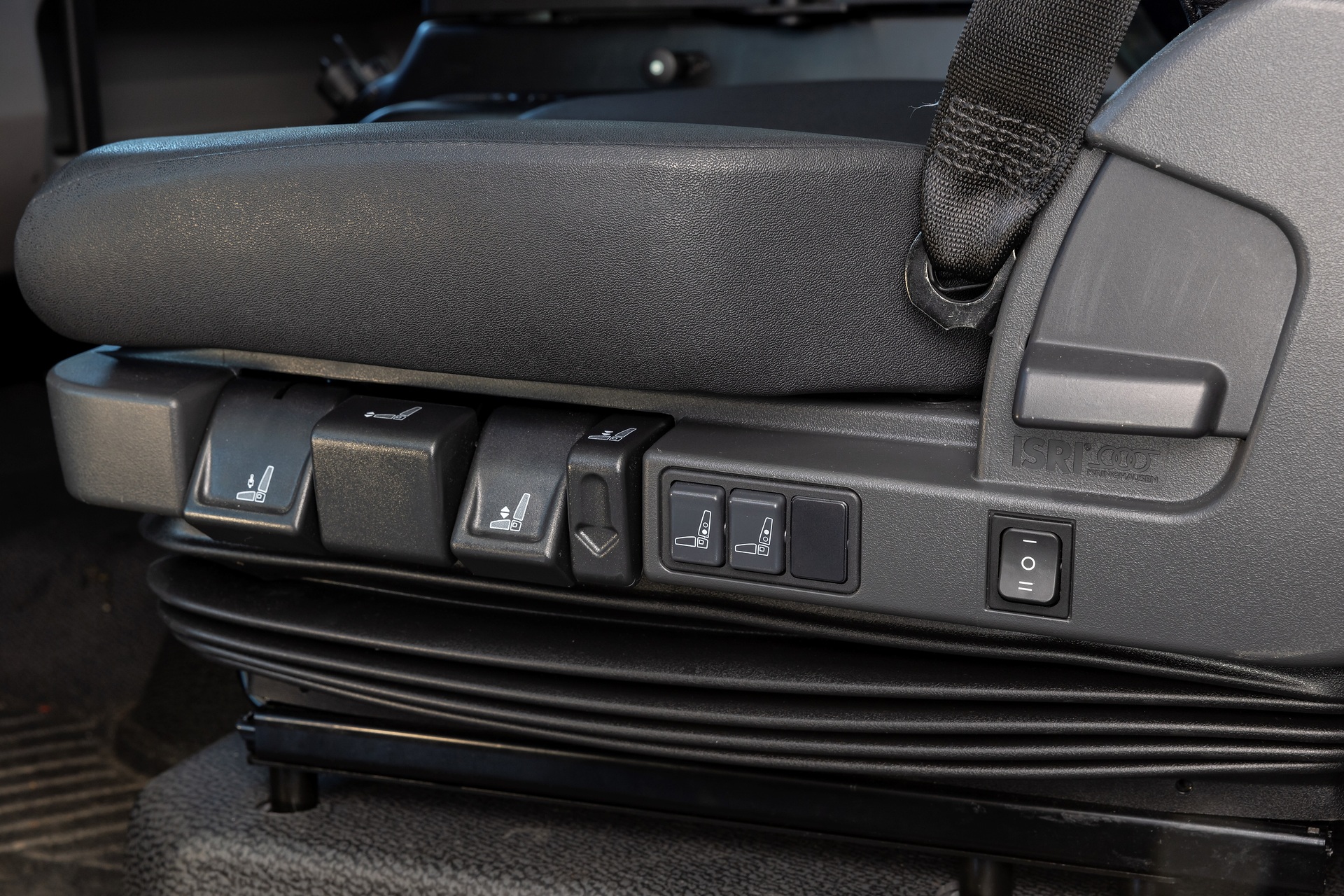 Neues Bediensystem UNI-TOUCH für Unimog Geräteträger Neues Bediensystem UNI-TOUCH für Unimog Geräteträger – Intuitiv, flexibel, ohne Schnickschnack