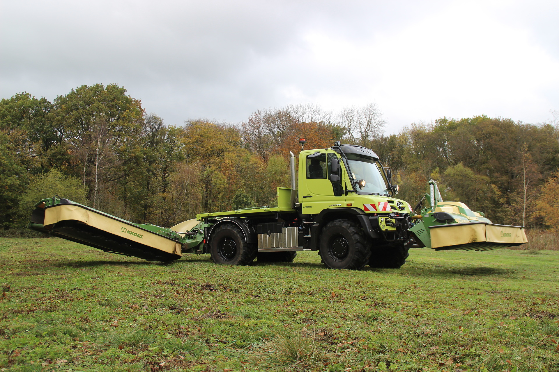 Unimog U 530 mit Hydrofeder und Krone Mähkombination Unimog U 530 mit Hydrofeder und Krone Mähkombination