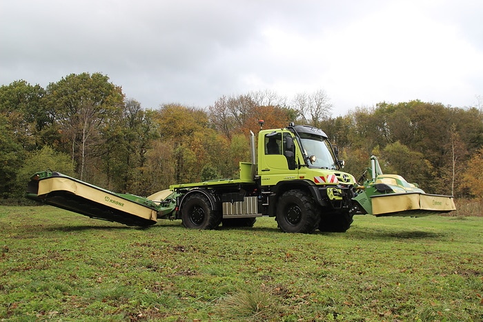Unimog U 530 mit Hydrofeder und Krone Mähkombination
