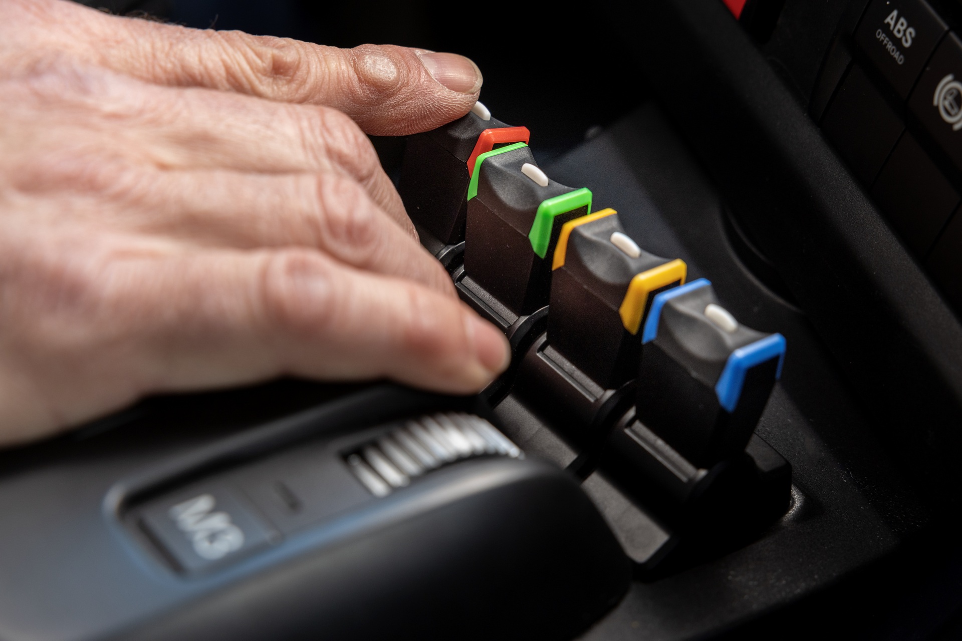 Neues Bediensystem UNI-TOUCH für Unimog Geräteträger Neues Bediensystem UNI-TOUCH für Unimog Geräteträger – Intuitiv, flexibel, ohne Schnickschnack