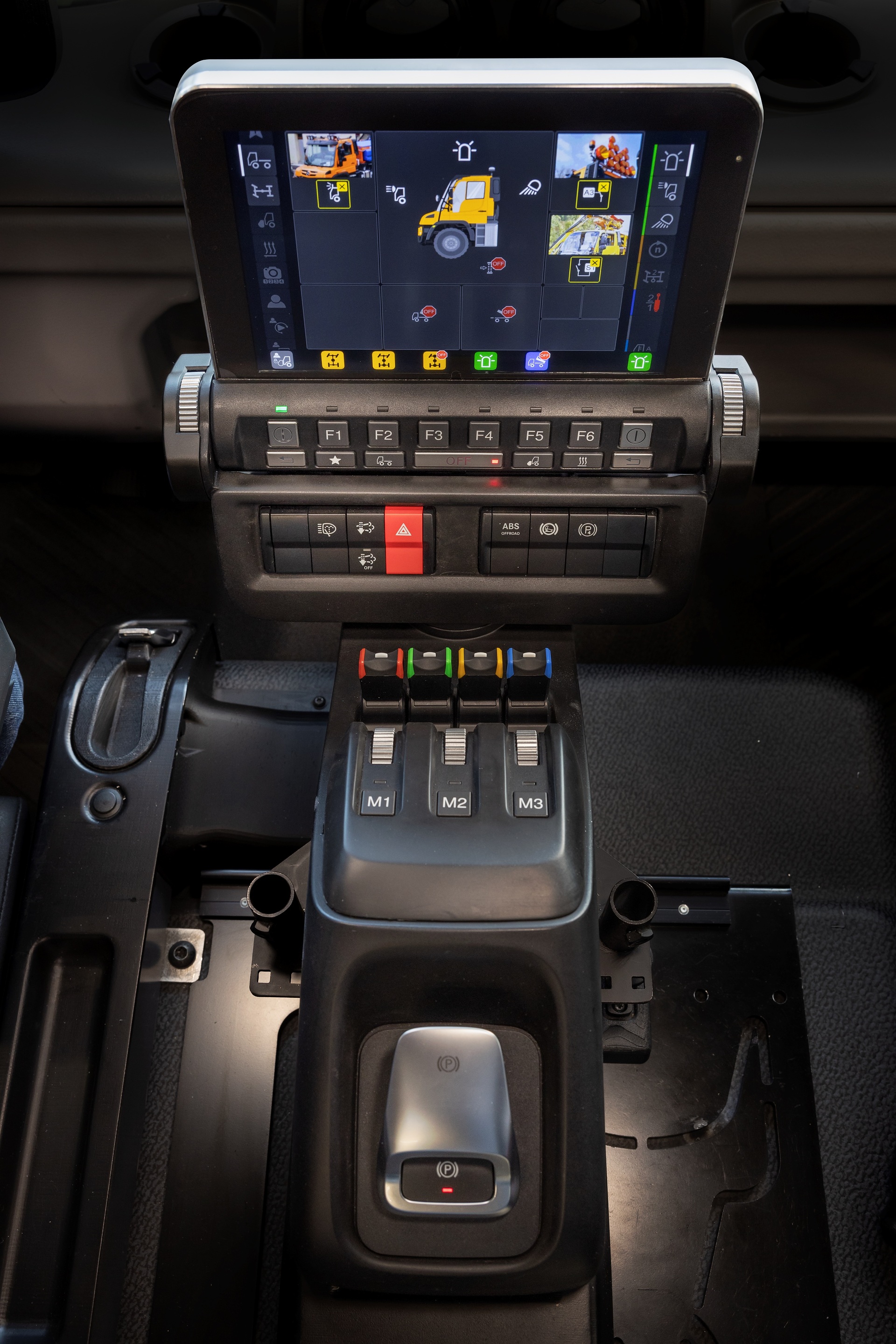 Neues Bediensystem UNI-TOUCH für Unimog Geräteträger Neues Bediensystem UNI-TOUCH für Unimog Geräteträger – Intuitiv, flexibel, ohne Schnickschnack