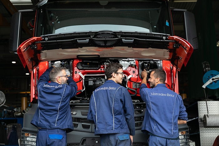 Das Besondere ist hier Routine: Mercedes-Benz Lkw-Manufaktur liefert 300.000stes spezialgefertigtes Fahrzeug aus
