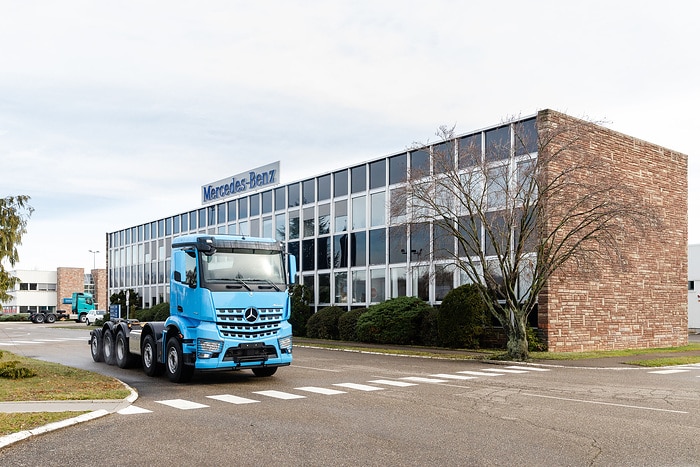 Das Besondere ist hier Routine: Mercedes-Benz Lkw-Manufaktur liefert 300.000stes spezialgefertigtes Fahrzeug aus