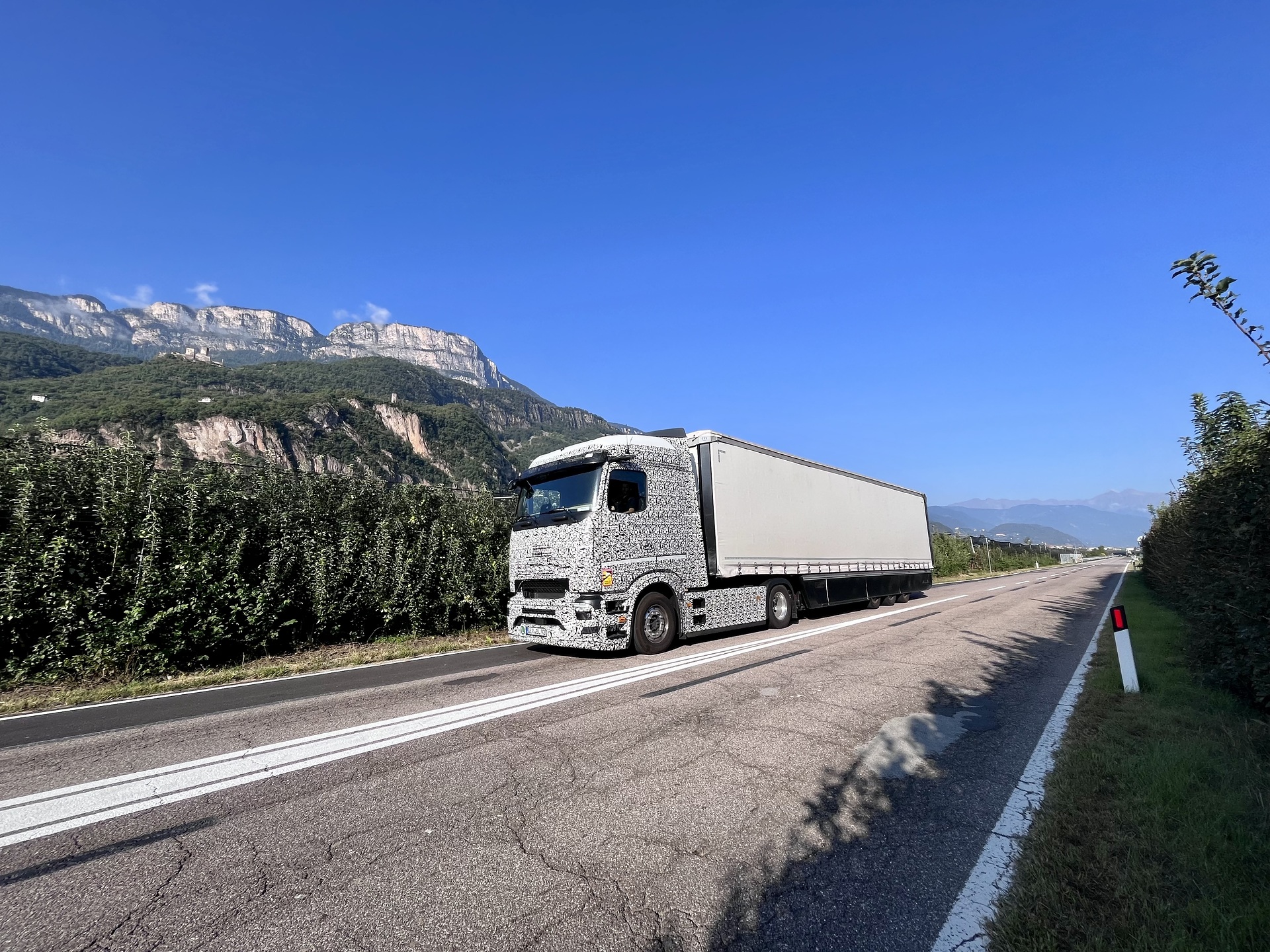 Prototyp des eActros 600 fährt mit 40 Tonnen ohne Zwischenladen 530 Kilometer von Stuttgart nach Südtirol – insgesamt über 1.000 Kilometer mit einer Zwischenladung Prototyp des eActros 600 fährt mit 40 Tonnen ohne Zwischenladen 530 Kilometer von Stuttgart nach Südtirol – insgesamt über 1.000 Kilometer mit einer Zwischenladung