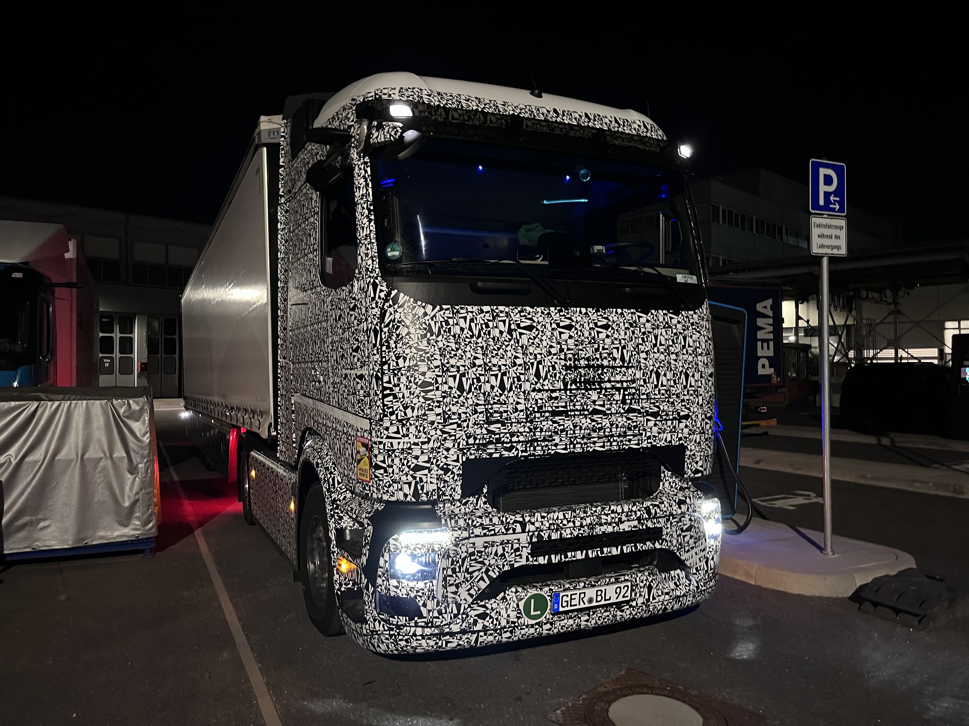 Prototyp des eActros 600 fährt mit 40 Tonnen ohne Zwischenladen 530 Kilometer von Stuttgart nach Südtirol – insgesamt über 1.000 Kilometer mit einer Zwischenladung Prototyp des eActros 600 fährt mit 40 Tonnen ohne Zwischenladen 530 Kilometer von Stuttgart nach Südtirol – insgesamt über 1.000 Kilometer mit einer Zwischenladung