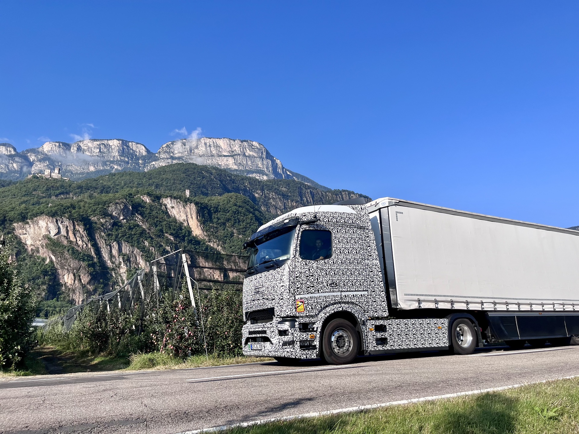 Prototyp des eActros 600 fährt mit 40 Tonnen ohne Zwischenladen 530 Kilometer von Stuttgart nach Südtirol – insgesamt über 1.000 Kilometer mit einer Zwischenladung Prototyp des eActros 600 fährt mit 40 Tonnen ohne Zwischenladen 530 Kilometer von Stuttgart nach Südtirol – insgesamt über 1.000 Kilometer mit einer Zwischenladung