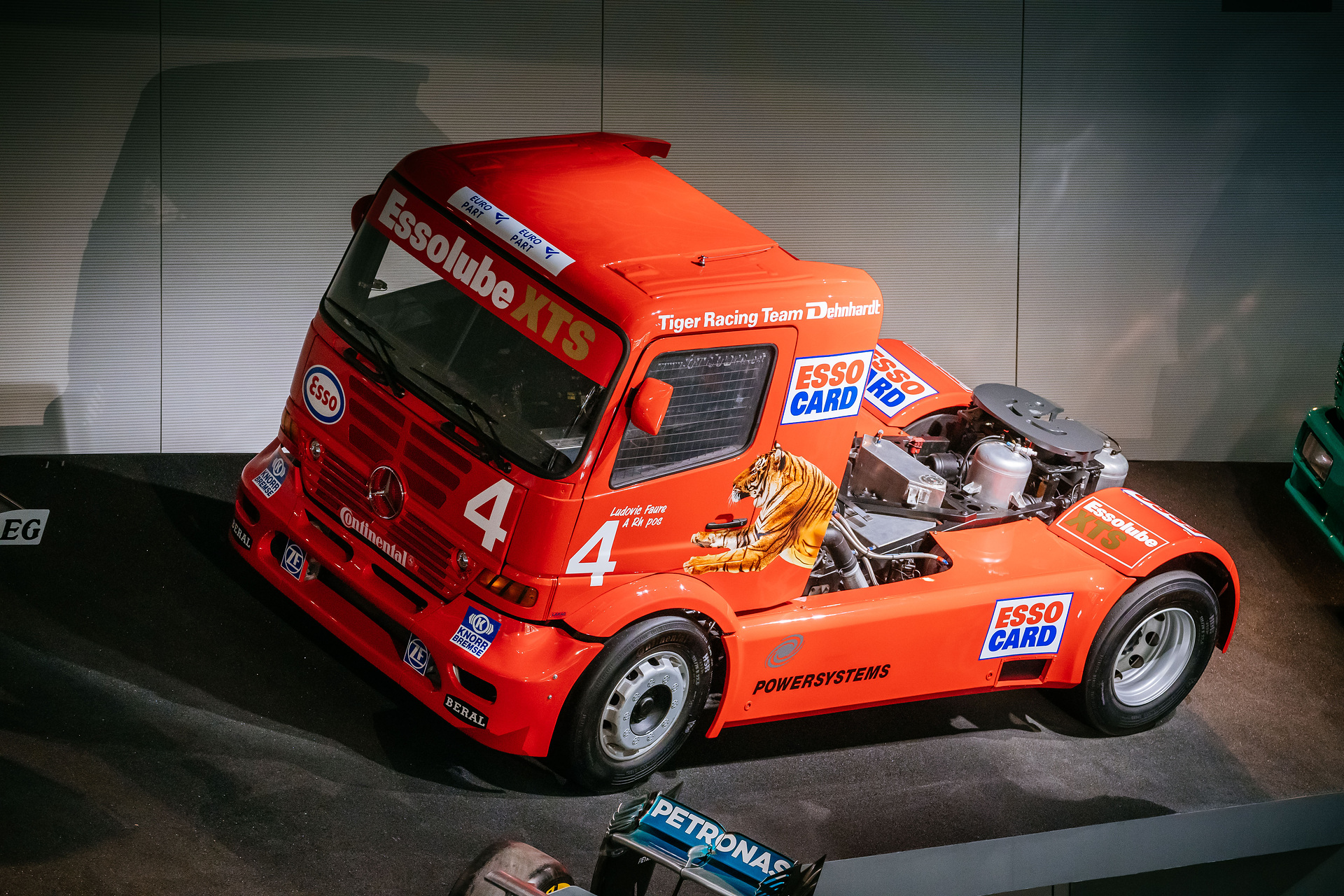 Five-tonne racing truck with 1,100 kW (1,496 hp) and 160 km/h