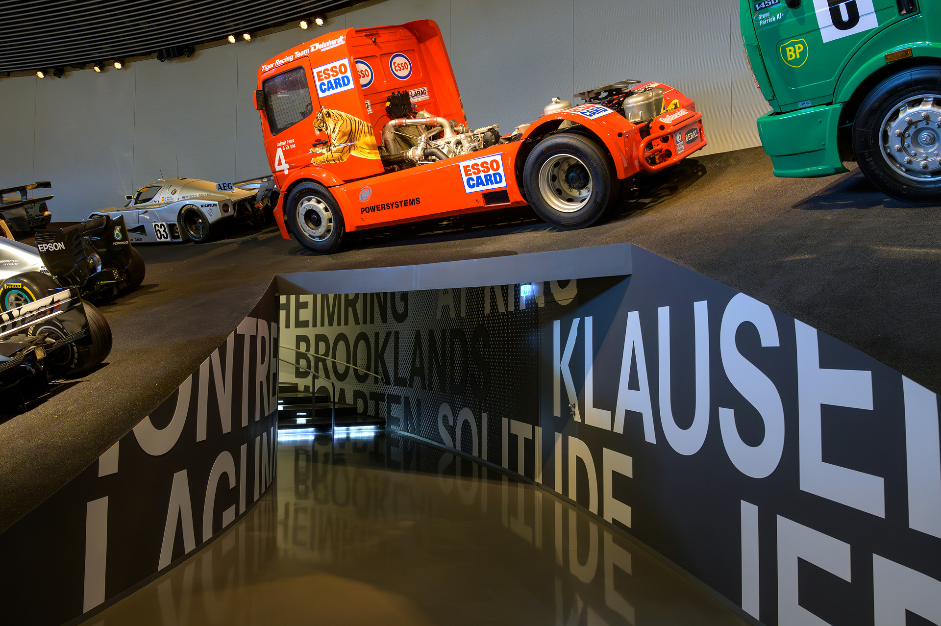 Five-tonne racing truck with 1,100 kW (1,496 hp) and 160 km/h
