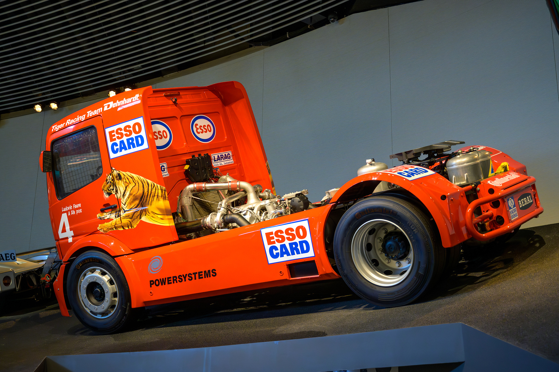 Five-tonne racing truck with 1,100 kW (1,496 hp) and 160 km/h