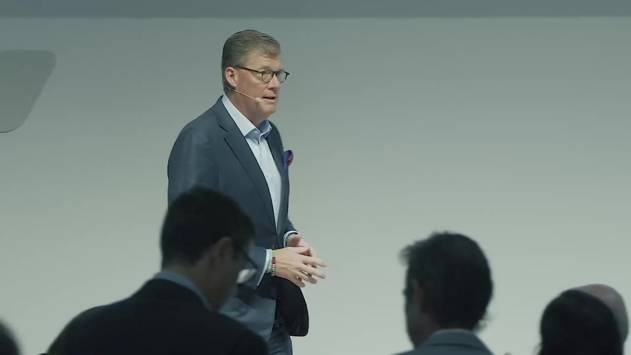 Daimler Buses auf der busworld 2023 in Brüssel  - Aufzeichnung Keynotes Till Oberwörder (CEO Daimler Buses) und Mirko Sgodda (Head of Marketing, Sales and Customer Services Daimler Buses)