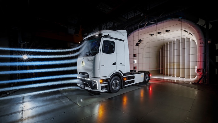 Mercedes-Benz Trucks feiert Weltpremiere des batterieelektrischen Fernverkehrs-Lkw eActros 600