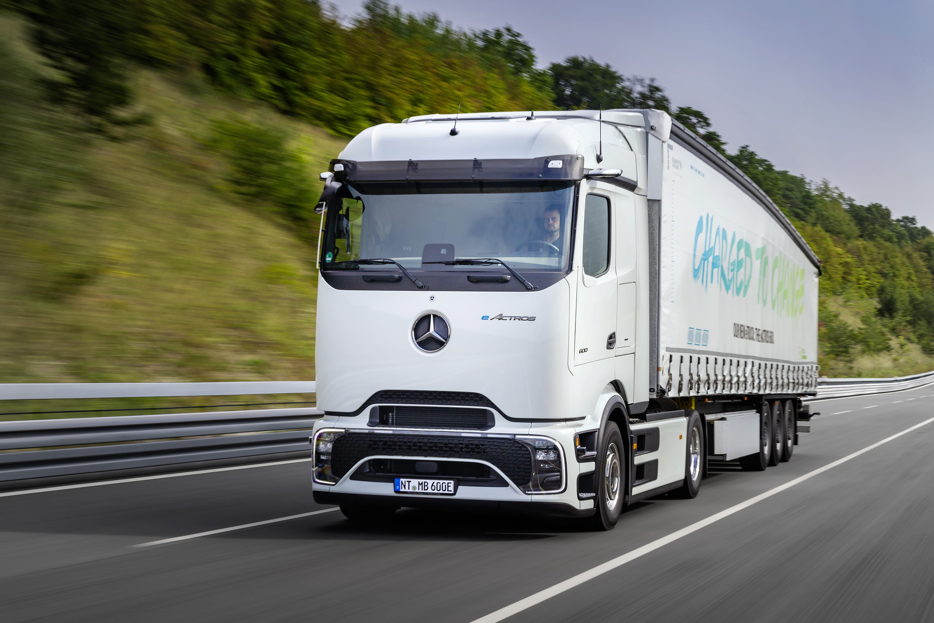 Mercedes-Benz Trucks celebrates world premiere of the battery electric long-haul truck eActros 600