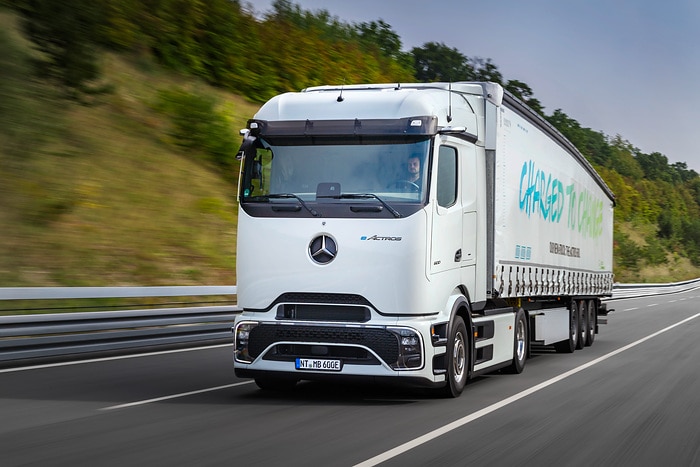 Mercedes-Benz Trucks feiert Weltpremiere des batterieelektrischen Fernverkehrs-Lkw eActros 600