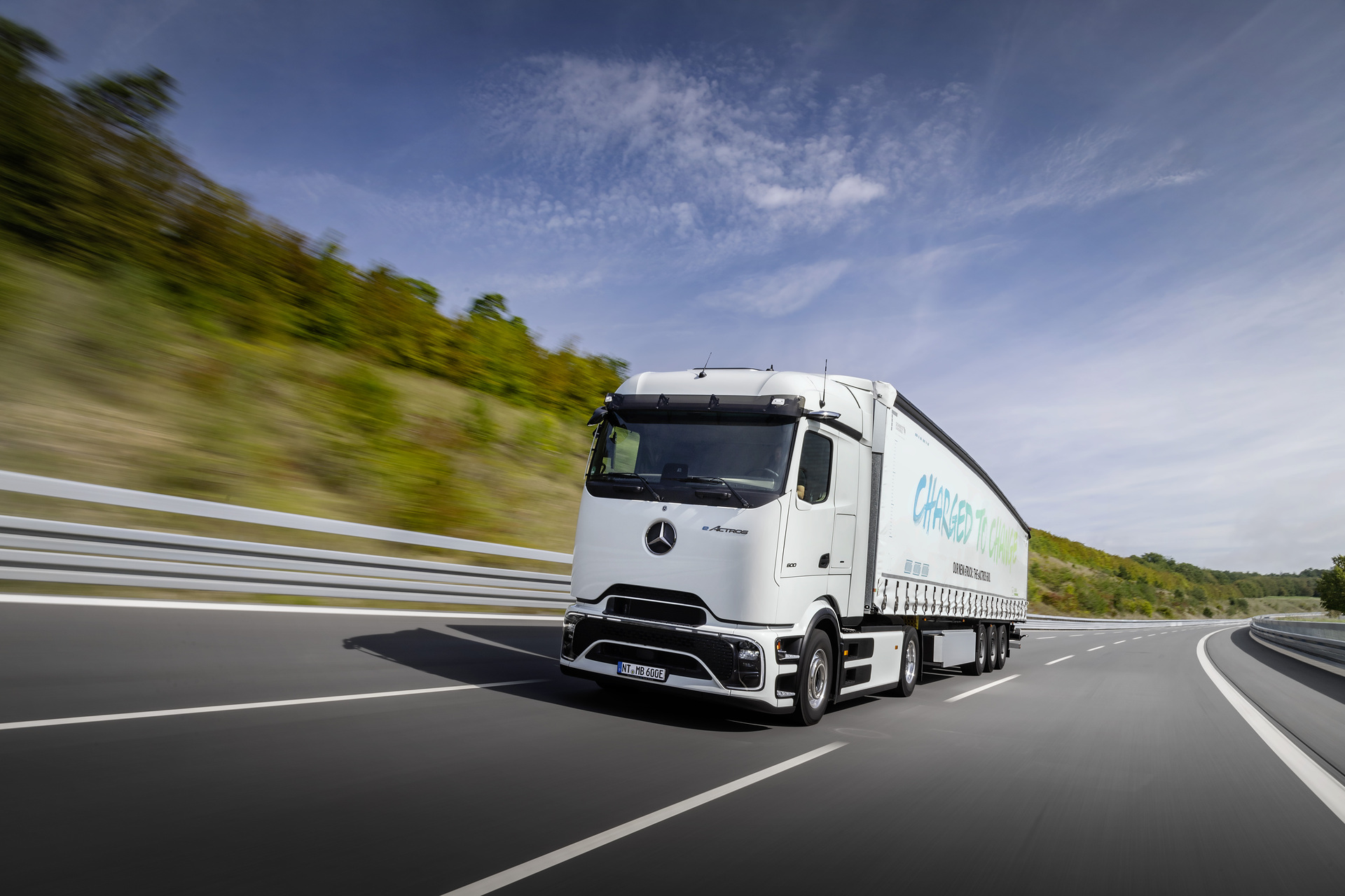 Mercedes-Benz Trucks feiert Weltpremiere des batterieelektrischen Fernverkehrs-Lkw eActros 600