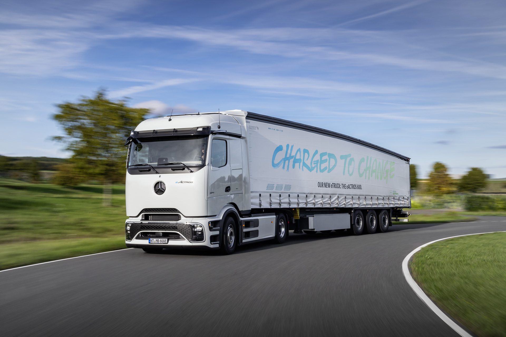 Mercedes-Benz Trucks feiert Weltpremiere des batterieelektrischen Fernverkehrs-Lkw eActros 600