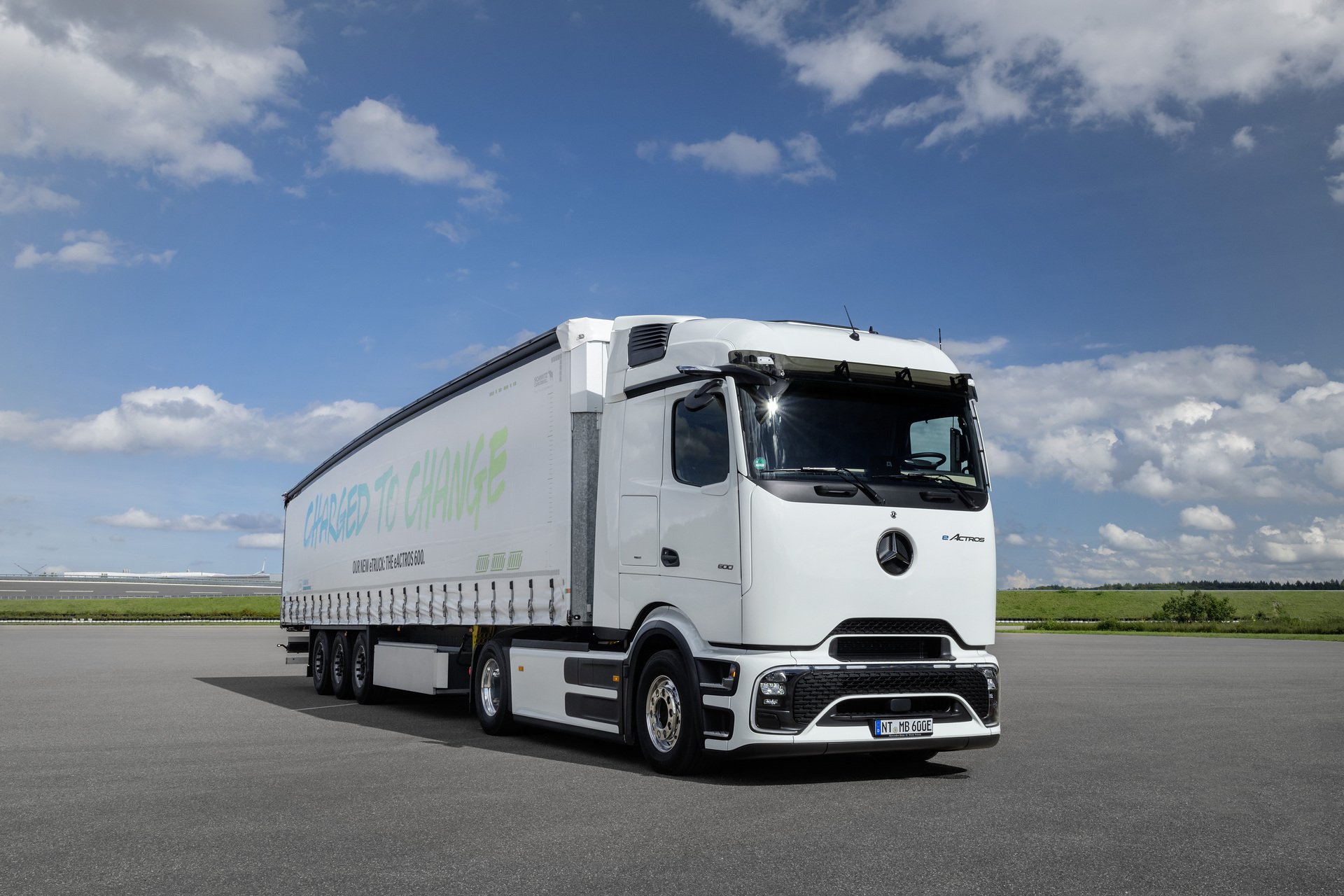 Mercedes-Benz Trucks feiert Weltpremiere des batterieelektrischen Fernverkehrs-Lkw eActros 600