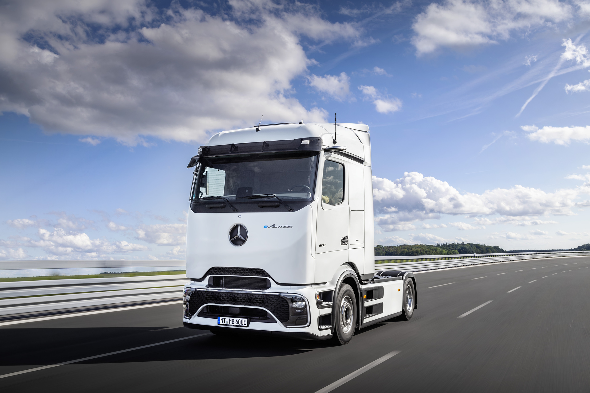 Mercedes-Benz Trucks feiert Weltpremiere des batterieelektrischen Fernverkehrs-Lkw eActros 600