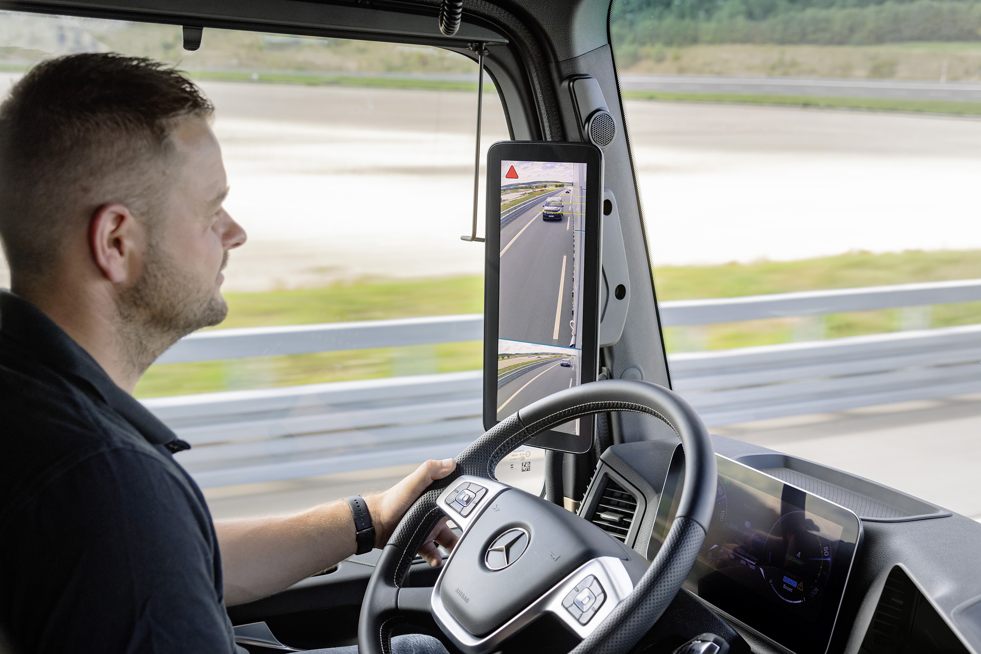 Mercedes-Benz Trucks celebrates world premiere of the battery electric long-haul truck eActros 600