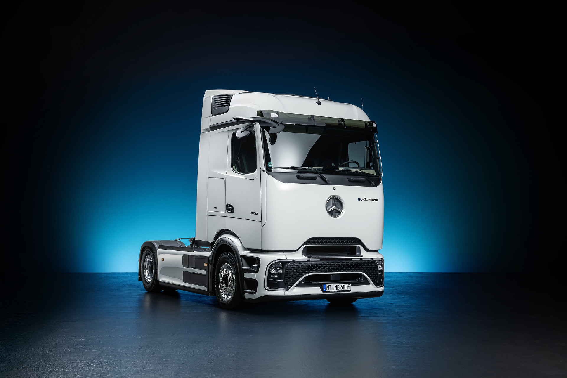 Mercedes-Benz Trucks celebrates world premiere of the battery electric long-haul truck eActros 600