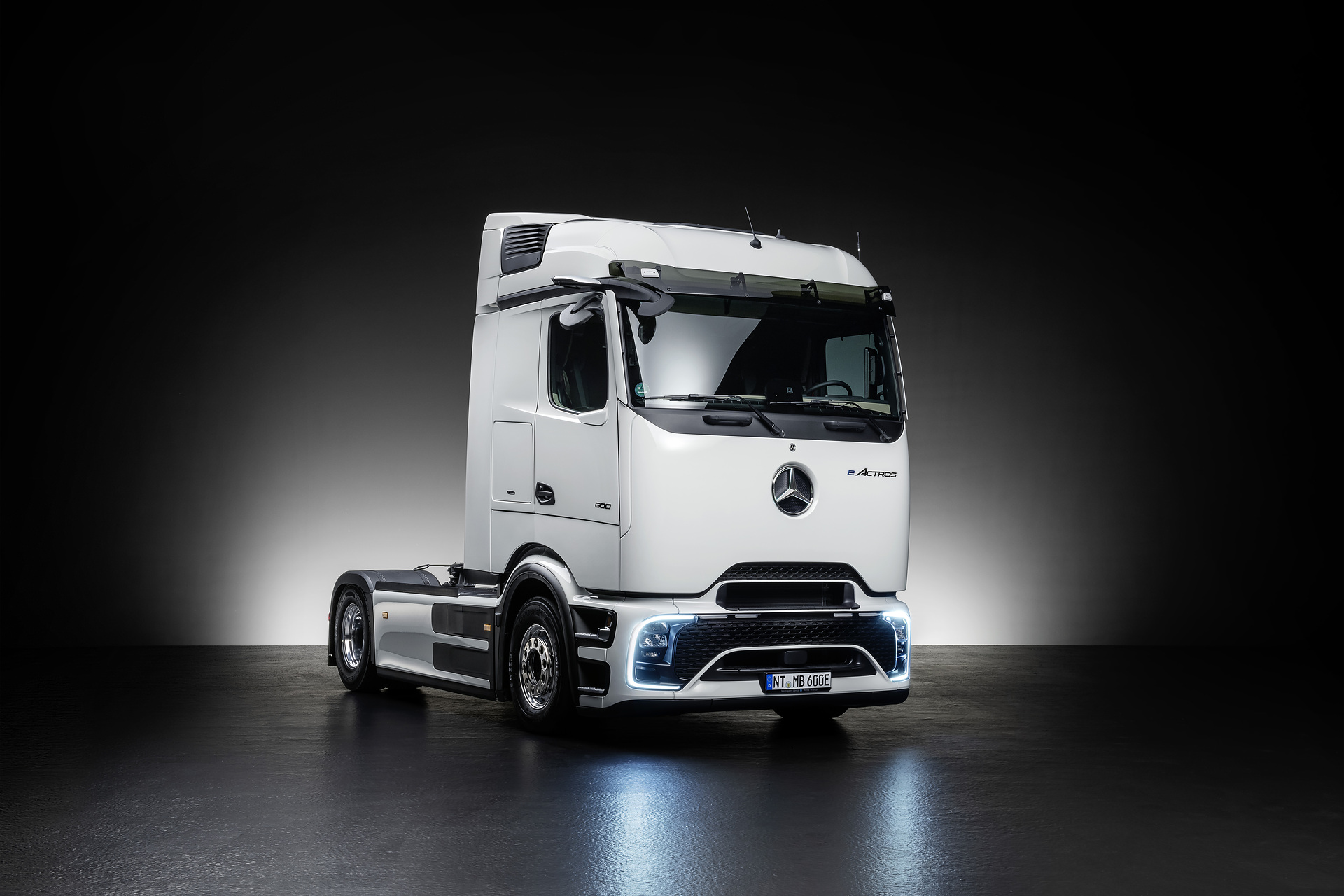 Mercedes-Benz Trucks feiert Weltpremiere des batterieelektrischen Fernverkehrs-Lkw eActros 600