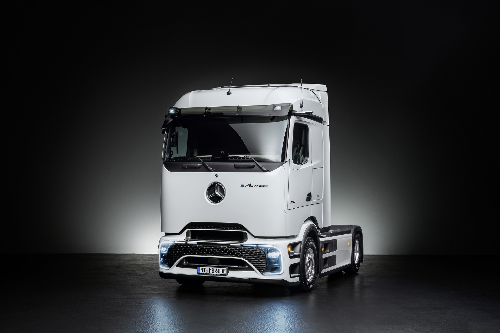 Mercedes-Benz Trucks feiert Weltpremiere des batterieelektrischen Fernverkehrs-Lkw eActros 600