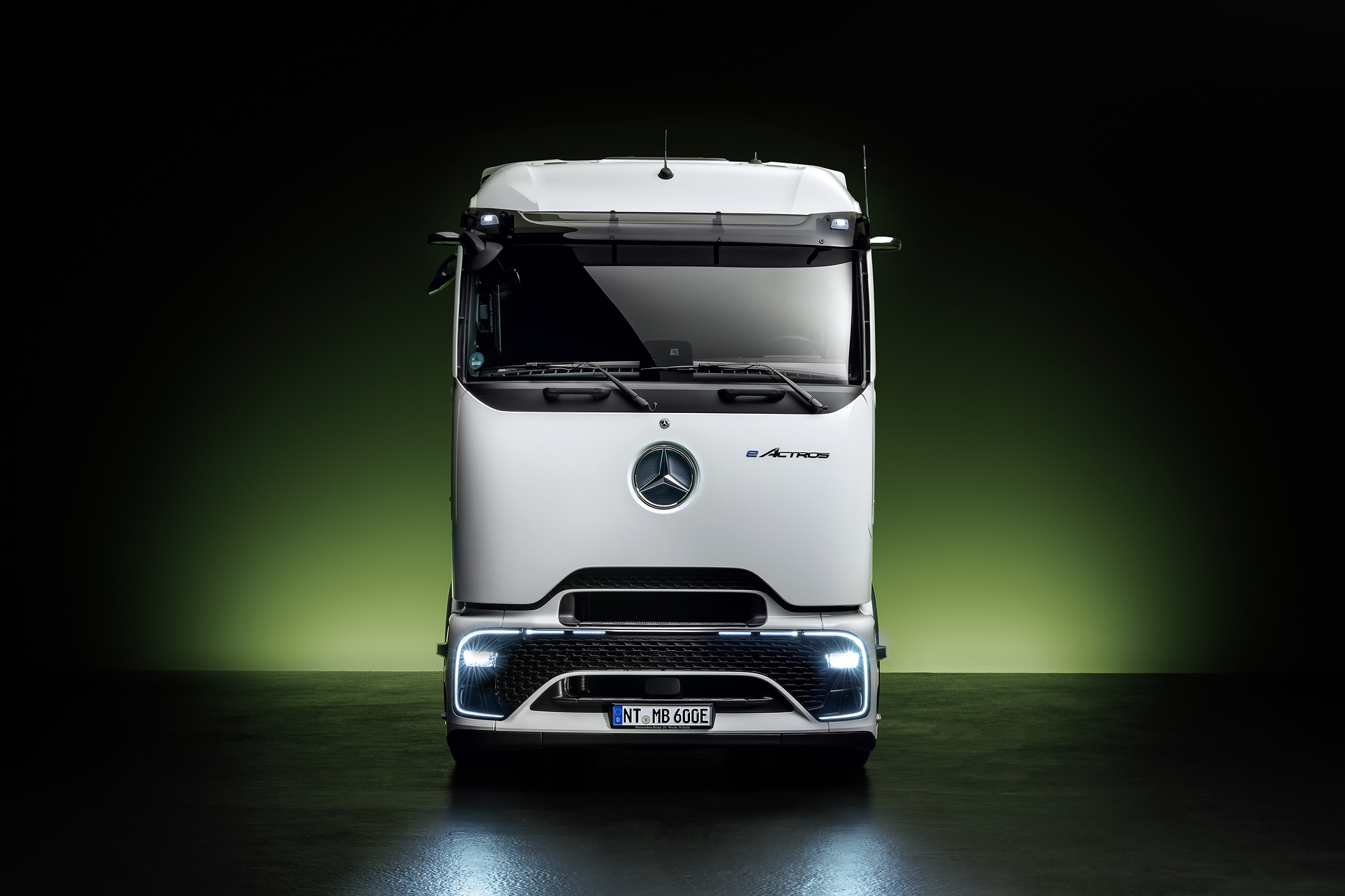 Mercedes-Benz Trucks feiert Weltpremiere des batterieelektrischen Fernverkehrs-Lkw eActros 600