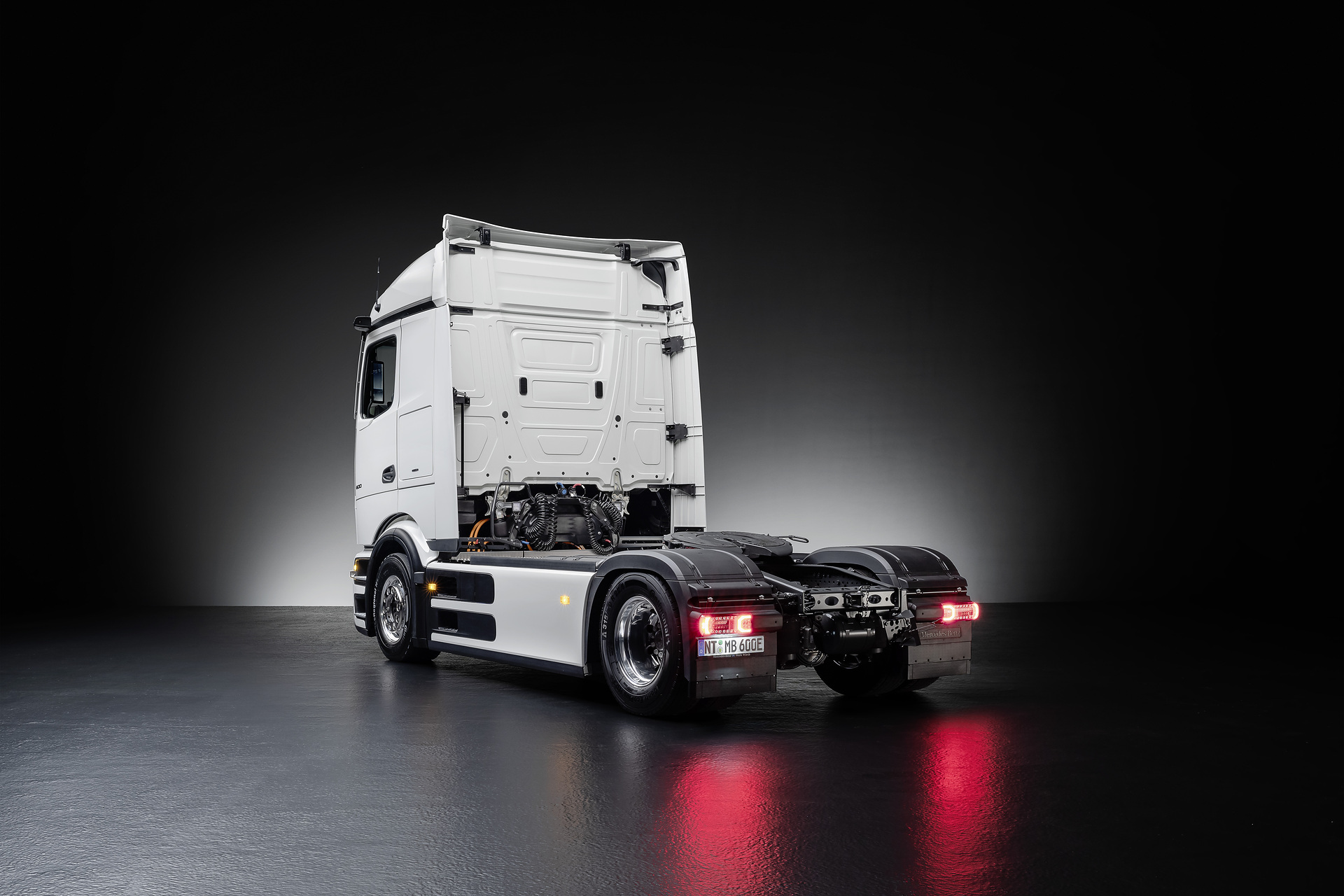 Mercedes-Benz Trucks feiert Weltpremiere des batterieelektrischen Fernverkehrs-Lkw eActros 600