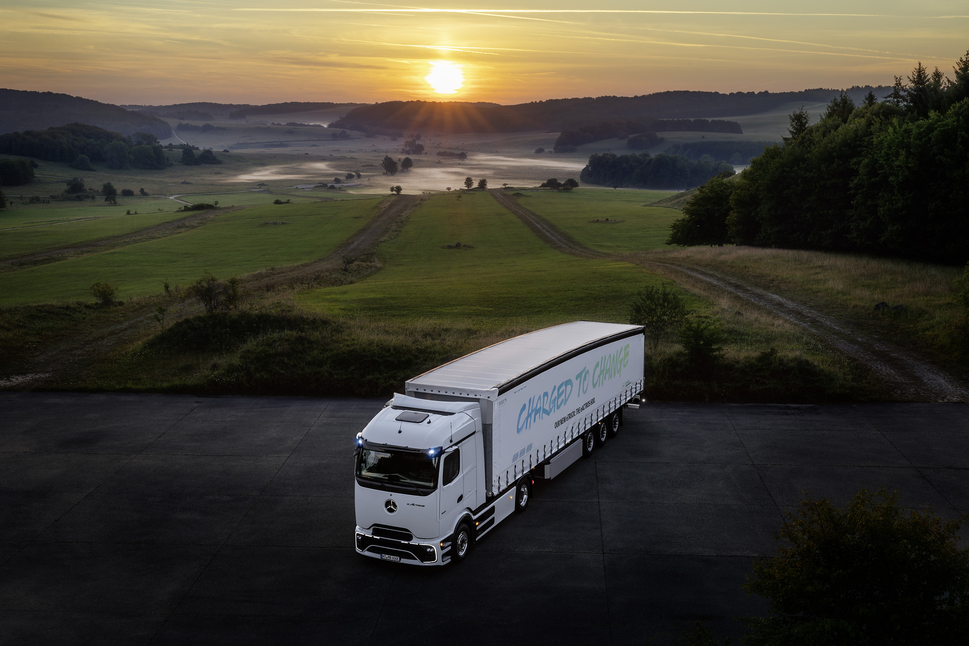 Mercedes-Benz Trucks feiert Weltpremiere des batterieelektrischen Fernverkehrs-Lkw eActros 600