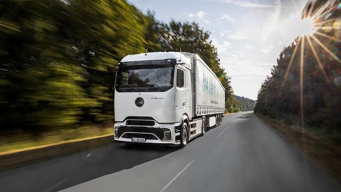 Mercedes-Benz Trucks feiert Weltpremiere des batterieelektrischen Fernverkehrs-Lkw eActros 600