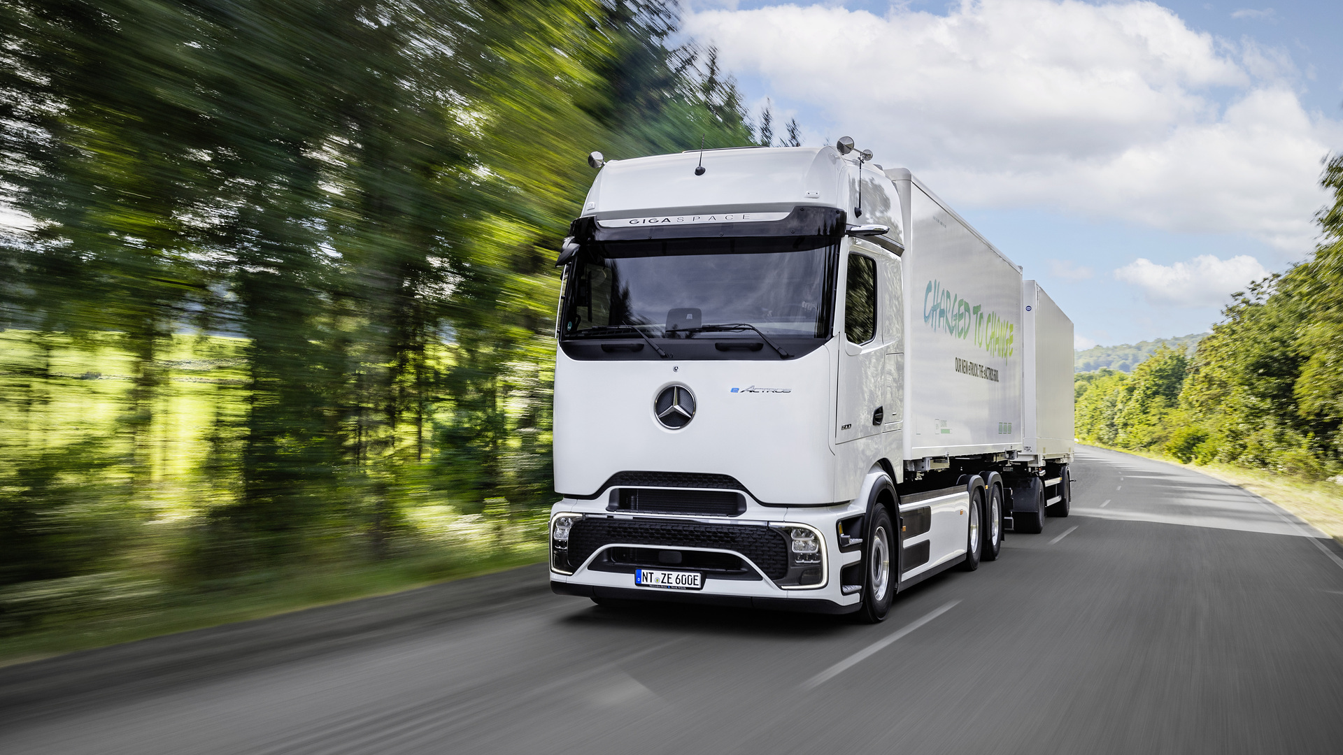 Mercedes-Benz Trucks feiert Weltpremiere des batterieelektrischen Fernverkehrs-Lkw eActros 600